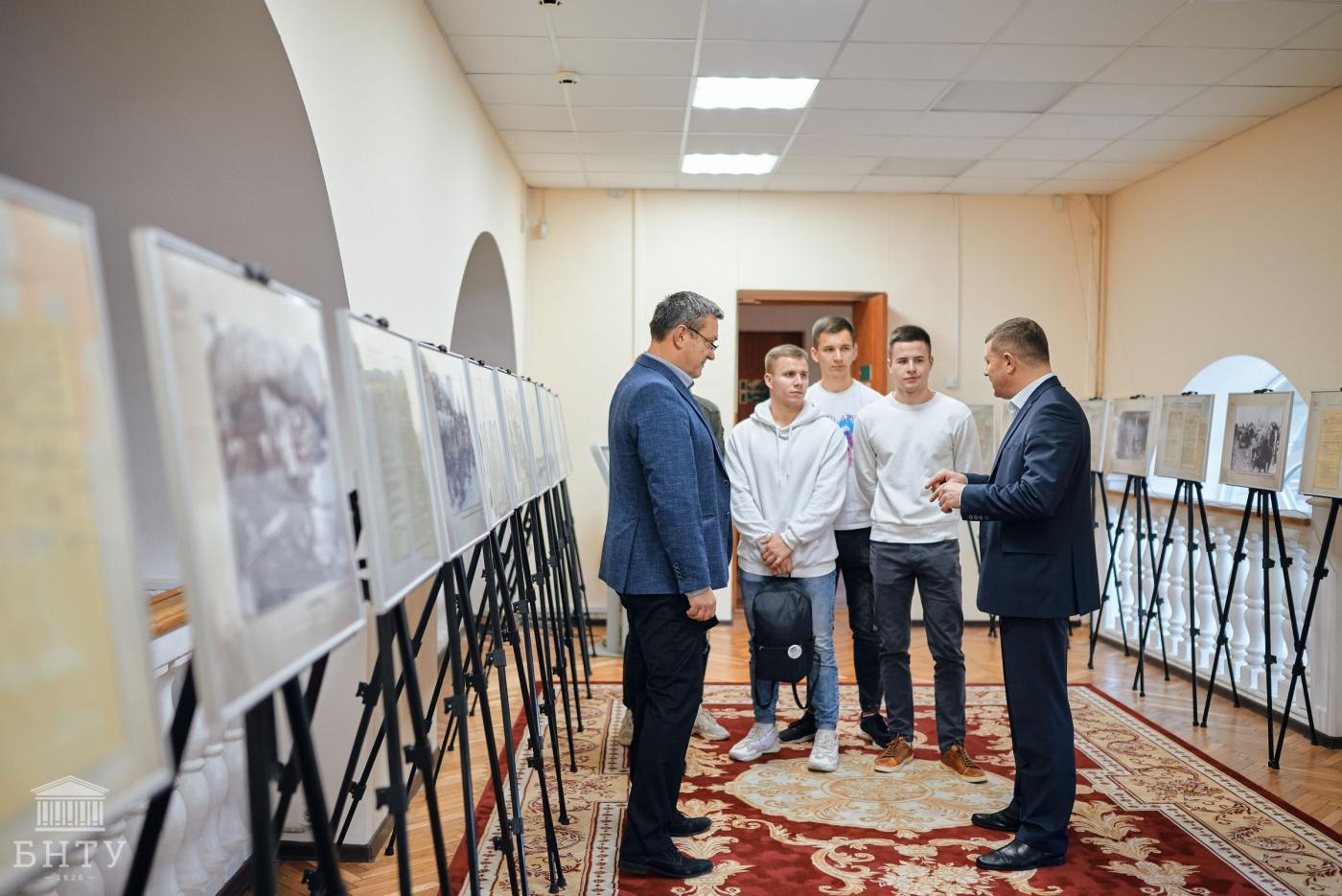 Руководство и студенты ФГДЭ посетили выставку «Партизаны Беларуси»